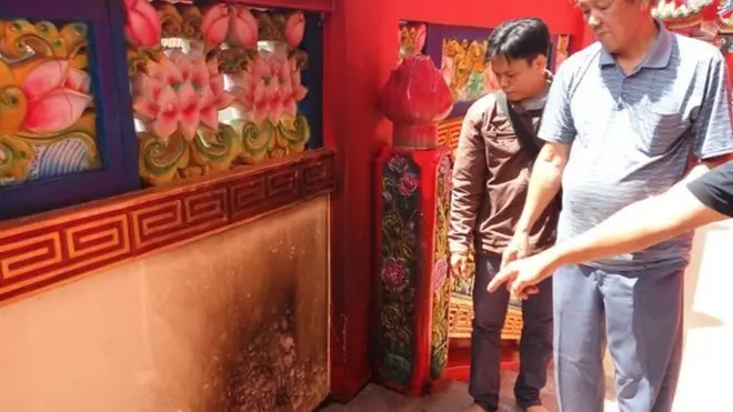 Pembina Vihara Kwan Im Kiung, Kim Liong menunjukkan lokasi bom Molotov yang dilempar orang tidak dikenal, Senin (14/11) dini hari.