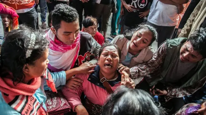 Lebih dari 180 orang penumpang dicemaskan hilang akibat tenggelamnya kapal Sinar Bangun. Para keluarga mereka meratapi nasib sanak saudara yang nasibnya tak jelas.