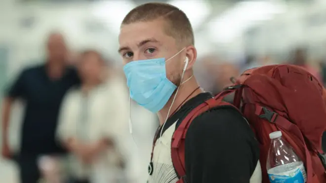 Чоловік у масці