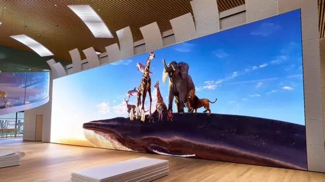 Sony dice que su nueva pantalla gigante de 16K es "como una ventana al mundo". Esta instalación se encuentra en Japón.