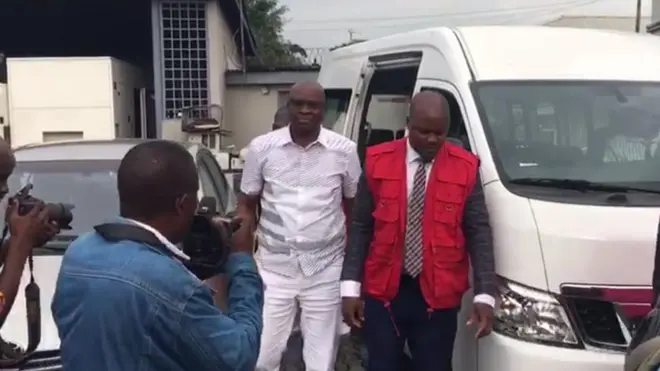 EFCC officials dey escort Ayo Fayose