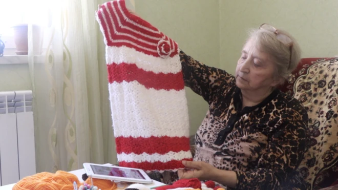 34 yaşından müxtəlif paltarlar, oyuncaqlar toxuyaraq əlilliyi olan qardaşının ailəsinə də kömək edən Səadət Cavadova