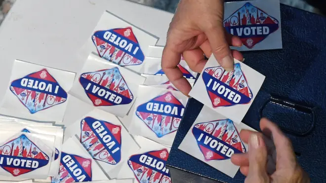 بطاقات للناخبين في انتخابات الكونغرس الأمريكي