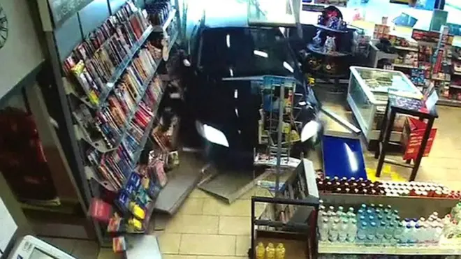 سيارة تندفع داخل محل في محطة وقود ألمانية