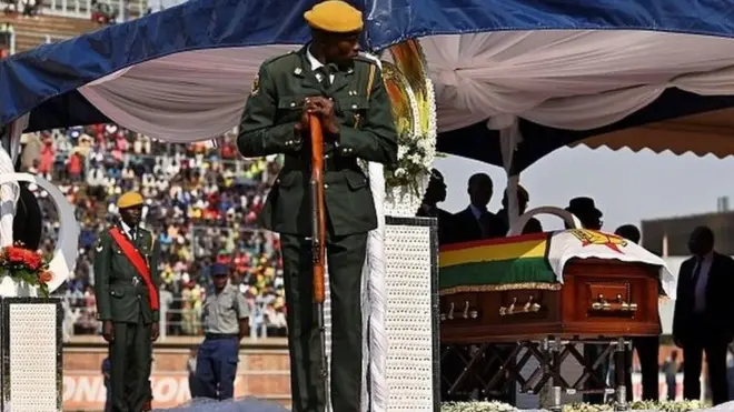 Un militaire veille sur le corps de Robert Mugabe au Stade National