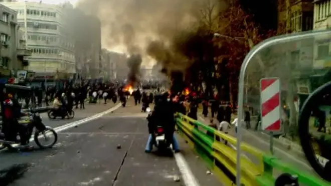 جواب خامنه‌‌ای به خاتمی: آشتی ملی معنا ندارد