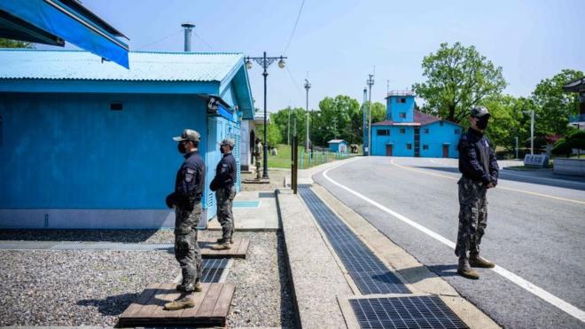 韩国士兵（左）在板门店休战村面向北方站岗，该村位于分隔朝鲜和韩国的非军事区（DMZ）的联合警备区（JSA）。