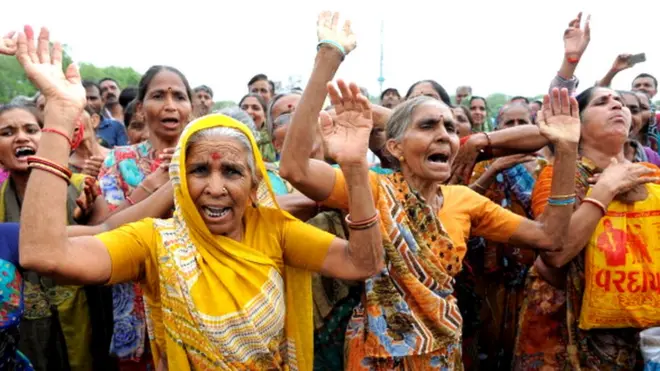 પ્રદર્શન કરતી મહિલાઓ