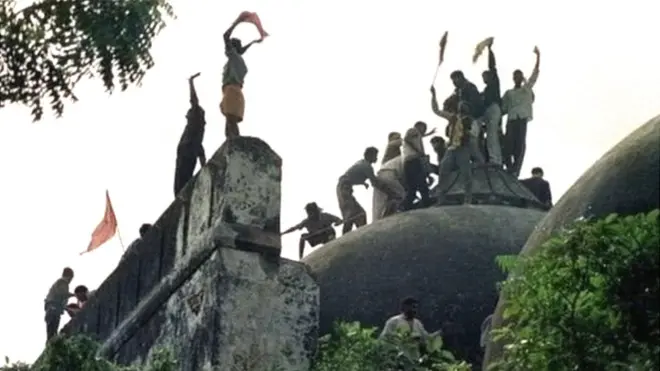 हिंदूवादी कार्यकर्ताओं ने 6 दिसंबर 1992 को बाबरी मस्जिद को गिरा दिया था.