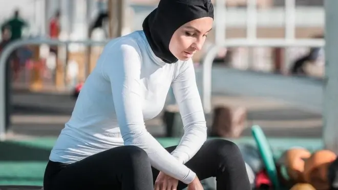 Foto ilustrasi: Seorang perempuan mengenakan burkini di sebuah kolam renang.