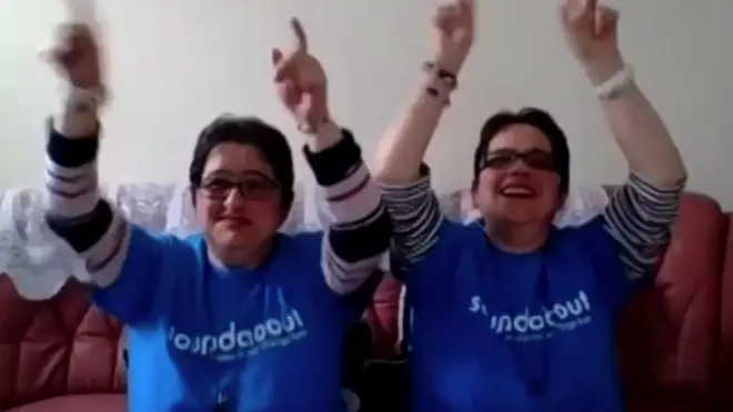 جوقة من ذوي الإعاقة تتغلب علي الإغلاق بالموسيقى