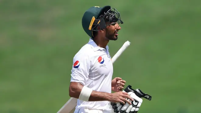 پکستان نے حارس سہیل کی جگہ نوجوان شان مسعود کو موقعہ دیا تھا جنھوں نے دوسری اننگز میں اچھی کارکردگی دکھائی