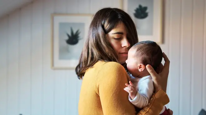 mujer con su bebe