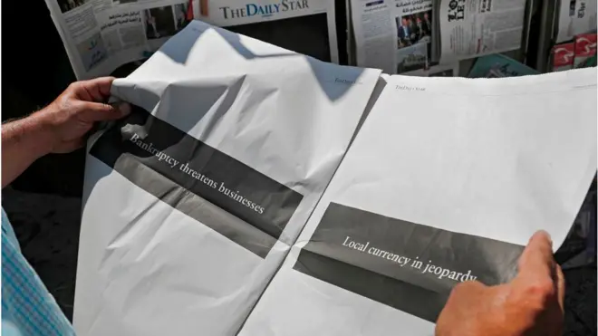 صحيفة الديلي ستار اللبنانية تتشح بالسواد تعبيراً عن استيائها من تردي الأوضاع الاقتصادية في البلاد