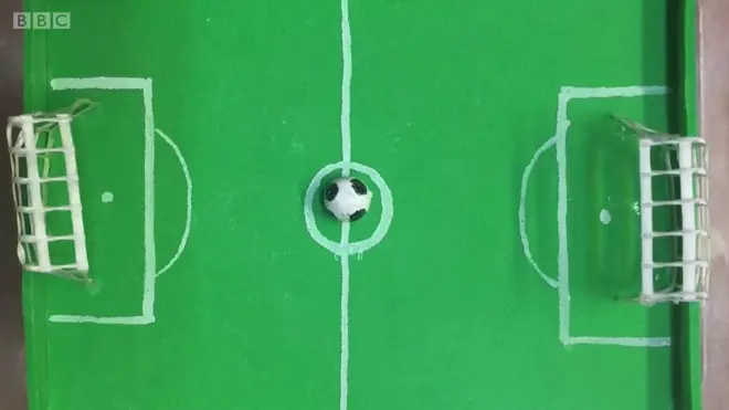 Bumbari igraju fudbal