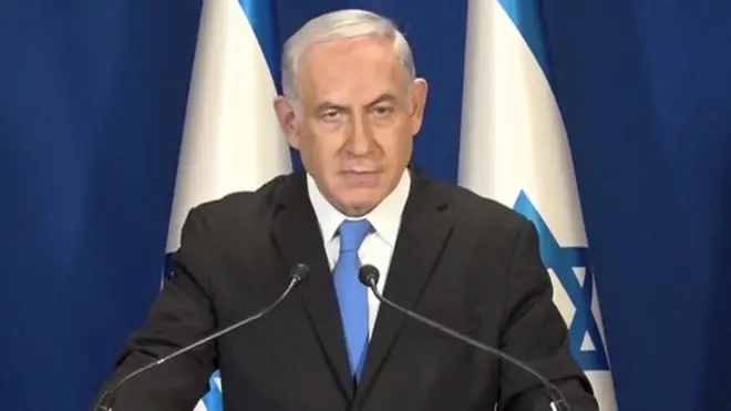 نفى نتنياهو تهما قد توجه إليه بارتكابه جرائم رشا واحتيال، وقال في خطاب تلفزيوني ألقاه من مقر إقامته بعد دقائق فقط من إعلان الشرطة إن الادعاءات لا أساس لها من الصحة.