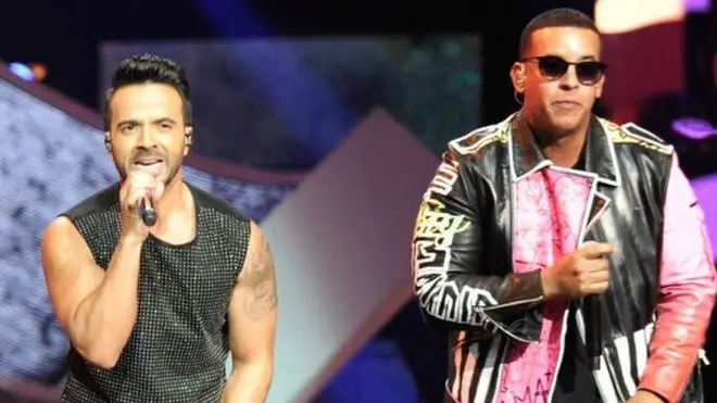 ڈسپسیٹو کے گلوکار لوئس فونسی اور اس گانے میس شامل ریپر ڈیڈی ینکی اپریل میں ایک موسیقی کے ایوارڈز پر پرفارم کرتے ہوئے۔