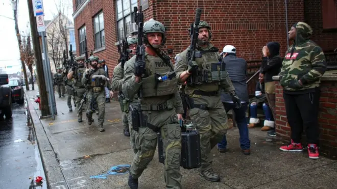 قوات شرطة نيوجيرزي مدججة بالسلاح انتشرت في منطقة الحادث.