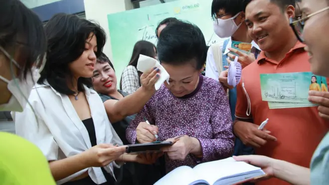 Khanh Ly trong vòng tay người hâm mộ tại VN