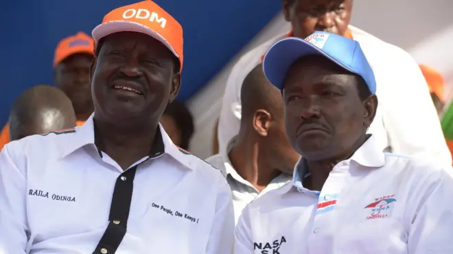 Bw Musyoka (kulia) na wenzake wawili wameonakana kutofautiana na Bw Odinga