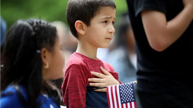 Si una persona nace en Estados Unidos, recibirá la ciudadanía estadounidense.