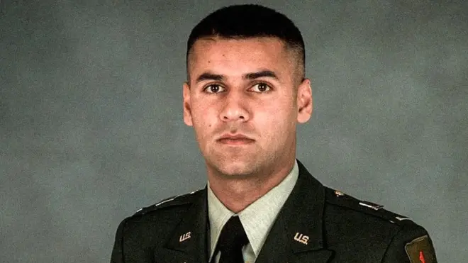 Khan fue honrado postmortem conel Corazón Púrpura y la Estrella de Bronce.