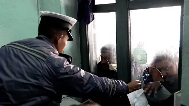 'सबैभन्दा बढी कारबाहीमा रोक्न नहुने र अड्याउन नहुने ठाउँमा सवारी साधन रोकेको कसुरमा सार्वजनिक सवारी साधन चालक पर्ने गरेको छ।' प्रहरीले सङ्कलन गरेको रकम कहाँ जान्छ? एक भिडिओ।