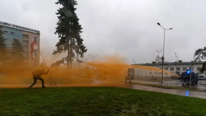 Во время воскресных протестов полиция применяет водометы с окрашенной водой