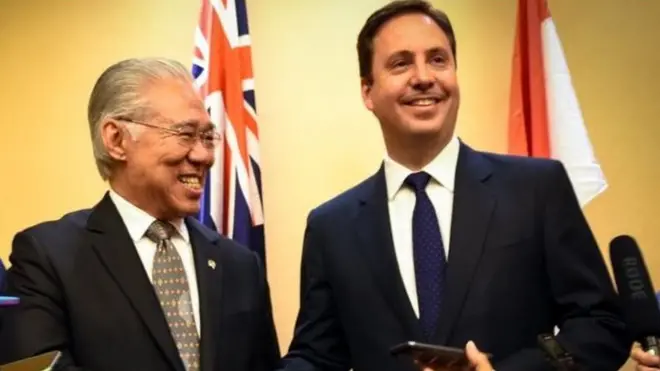 Bộ trưởng Thương mại Úc Steve Ciobo, phải, với người tương nhiệm phía Indonesian Enggartiasto Lukita.