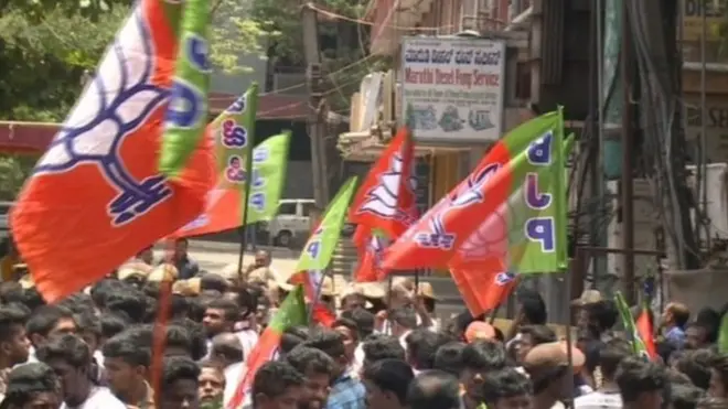 اتفاق سے کرناٹک میں ہی ایک غیر معمولی سیاسی ڈرامہ بھی چل رہا ہے۔ وہاں ابھی الیکشن ختم ہوا ہے اور کسی کو یہ سمجھ نہیں آ رہا کہ حکومت کسے بنانی چاہیے؟