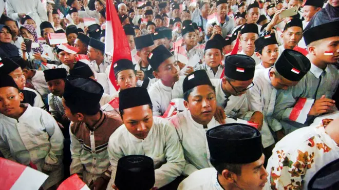 Tokoh pesantren kerap didekati tokoh politik menjelang konstelasi politik, diduga untuk memanfaatkan pengaruh mereka di kalangan keluarga besar santri.