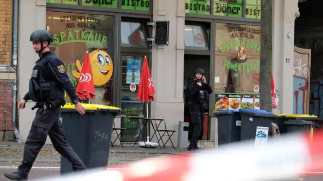 الشرطة أمام مطعم الكباب بعد إطلاق النار