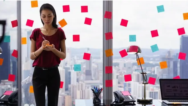 فتاة تدون في مفكرة صغيرة