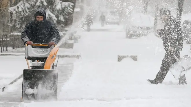 У перший день весни центр та схід сильно замете снігом