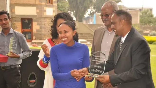 ሃና ሽልማቱን ስትቀበል