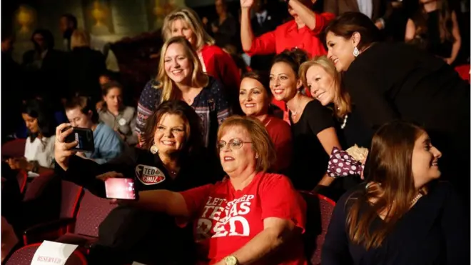 克鲁兹支持者在观看九月份的候选人辩论后自拍留念