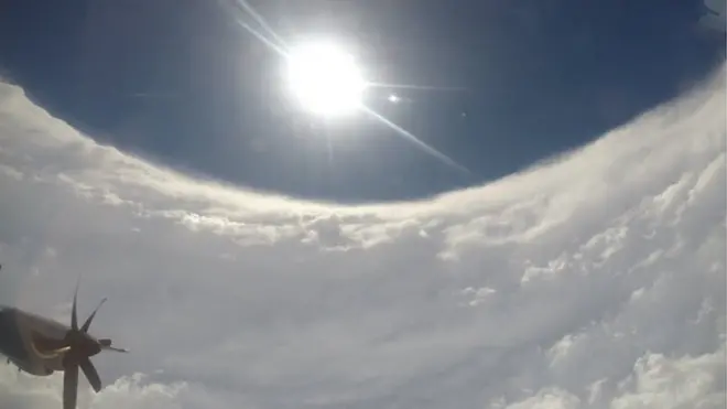 Así se veía el domingo desde un avión de reconocimiento de la NOAA el ojo de Dorian (lo que se ve en la foto es un efecto característico de los ciclones de gran intensidad y conoce como "efecto estadio", por la forma en que el borde de las nubes parece formar un estadio de fútbol) .