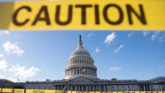 ہزاروں ملازمین کو تنخواہ کے بغیر کام کرنا پڑے گا یا انھیں عارضی چھٹی پر بھیجنا پڑ جائے گا