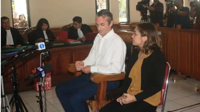 Teardakwa David James Taylor yang didampingi seorang penerjemah di Pengadilan Negeri Denpasar, pada Selasa (21/02).