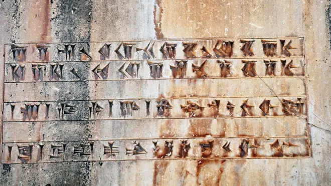 ¿Grafiti de la civilización aqueménida del siglo VI a.C.? Más bien una inscripción cuneiforme de esa civilización, en el palacio real de Ciro el Grande, Pasargad (Lista del Patrimonio Mundial de la Unesco, 2004), Irán.