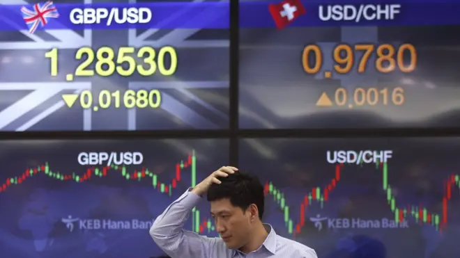 la decisión británica de retirarse de la Unión Europea (UE) ha generado una mezcla colosal de señales confusas en torno a la dirección de la economía y de la política de ese país y se ha sentido en los mercados financieros.