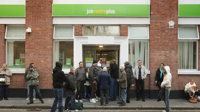 Очередей у центров занятости в Британии пока не боятся