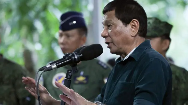 Presiden Duterte berbicara dengan tentara di kamp militer.