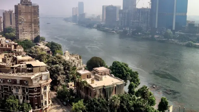 الشبكة المقبوض عليها قيل إنها تستخدم الاتصال بالإنترنت عبر الأطباق الفضائية