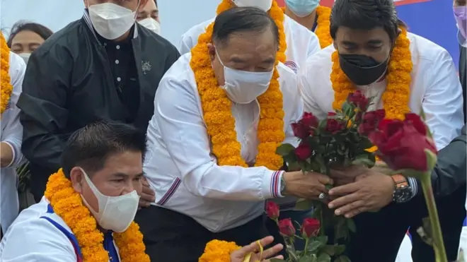 ร.อ. ธรรมนัส พรหมเผ่า มักทำหน้าที่ผู้ช่วยของ พล.อ. ประวิตร วงษ์สุวรรณ ในการรับดอกไม้จากประชาชน ระหว่างหาเสียงเลือกตั้งซ่อม 2 จังหวัดภาคใต้