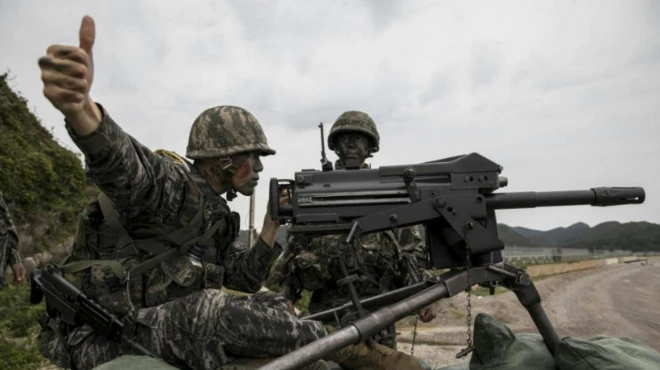 ทหารเกาหลีใต้ซ้อมรบบนเกาะเพ็งยอง ซึ่งใกล้กับเขตแดนทางทะเลที่ทั้งสองเกาหลีมีกรณีพิพาทกันอยู่