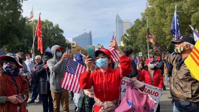 Người Việt ủng hộ TT Trump tại một cuộc biểu tình