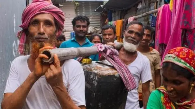 पानी भरकर अपने घर तक लाना भी बहुत मेहनत का काम है