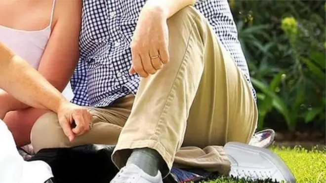 На офіційній світлині у прем'єр-міністра помітили несправжні кеди