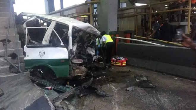 Ọkọ danfo yii ati ọkọ jiipu kan ni wọn kọlu arawọn